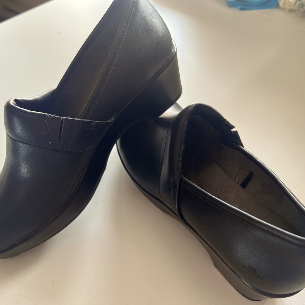 New without box - JBU black clogs